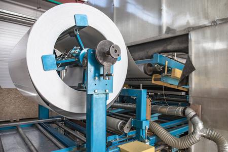 在机械,铁厂和金属制品制造工厂的镀锌钢板轧辊照片